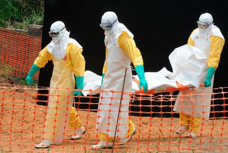 Lootus on pandud kloorile: kui jõukamates haiglates saastunud kaitseülikonnad põletatakse, siis paljudes Aafrika ebolahospidalides ollakse sunnitud neid mitu korda kasutama.