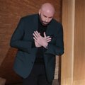 LIIGUTAV VIDEO | Pisaratega võitlev John Travolta avaldas Oscarite galal austust vähki surnud ekraanipartnerile. Mitu nime jäeti mälestussegmendist välja
