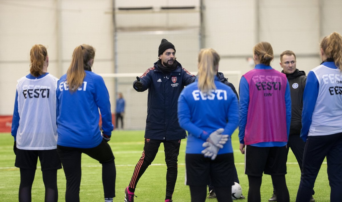 Londoni Arsenali treenerid annavad Eesti U17 neidude jalgpallikoondisele trenne.