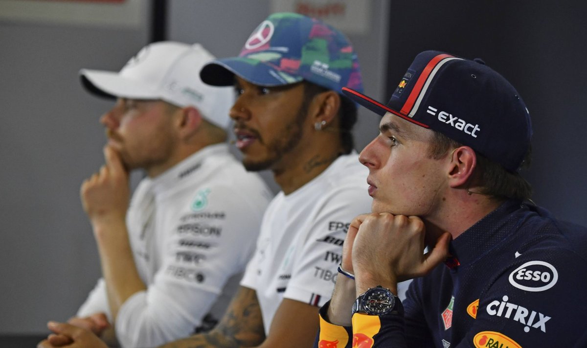 Max Verstappen kuulab keskendunult, mida Lewis Hamilton ajakirjanikele räägib.