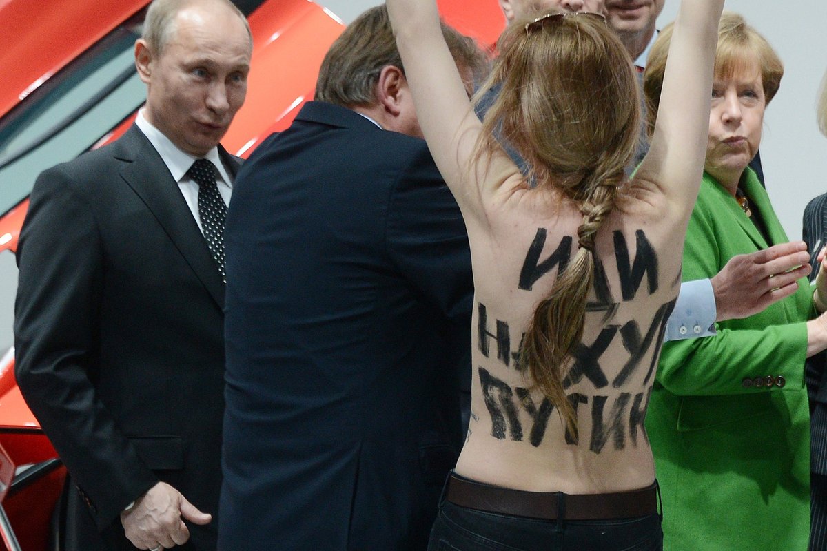 Участница полуголой акции перед Путиным обижена: устроили 