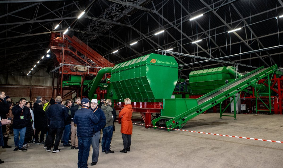 Green Marine’i ehitus- ja lammutusjäätmete tehases lähevad esmalt käsitsi sorteeritud jäätmed purustusmasinasse ning seejärel piki konveierit suurte magnetite alla, kus püütakse kinni võimalikult palju metalli. Suur mikrosõel eraldab eri liiki materjalid.