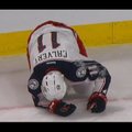 ВИДЕО: Российский защитник сломал в НХЛ канадского форварда