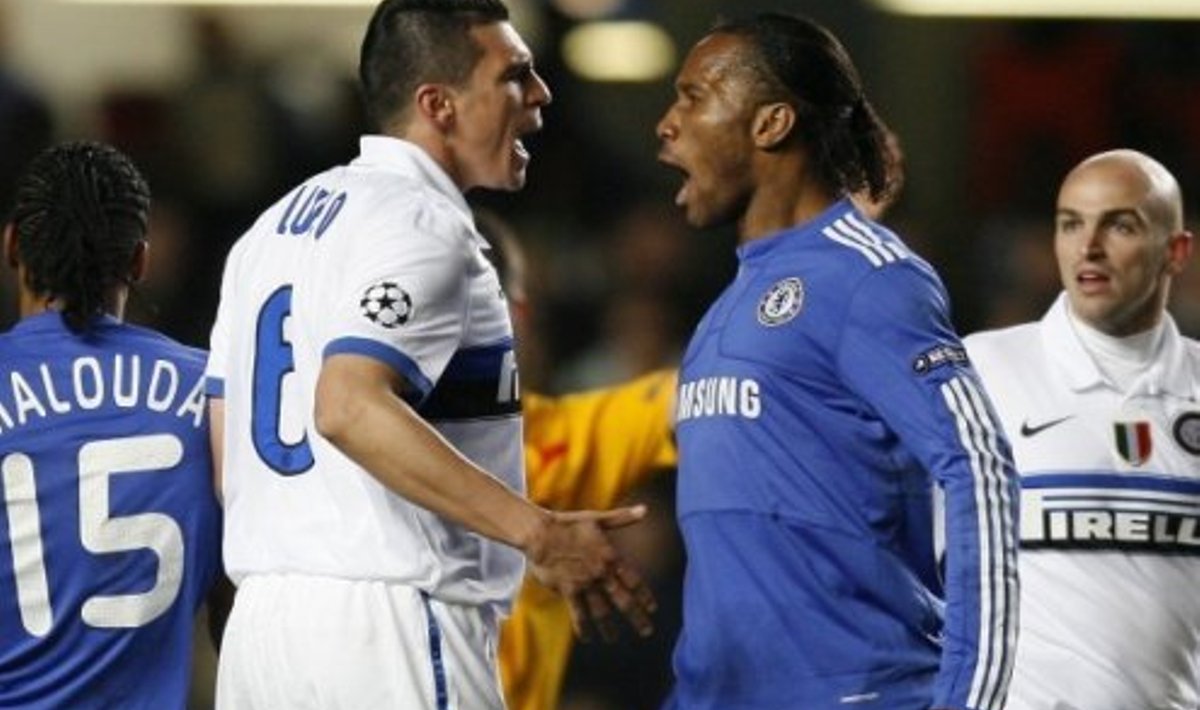 Chelsea-Inter, Drogba (paremal) ja Lucio mõtteid vahetamas