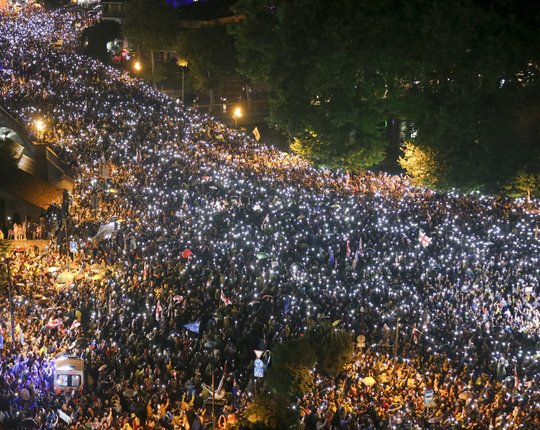 Gruusias marssis valitsuse vastu juba 50 000 inimest. Opositsioonijuhte varitsevad kodude juures tundmatud ründajad