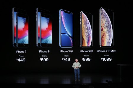 Apple'i asepresident Phil Schiller iPhone'i uute versioonidega.