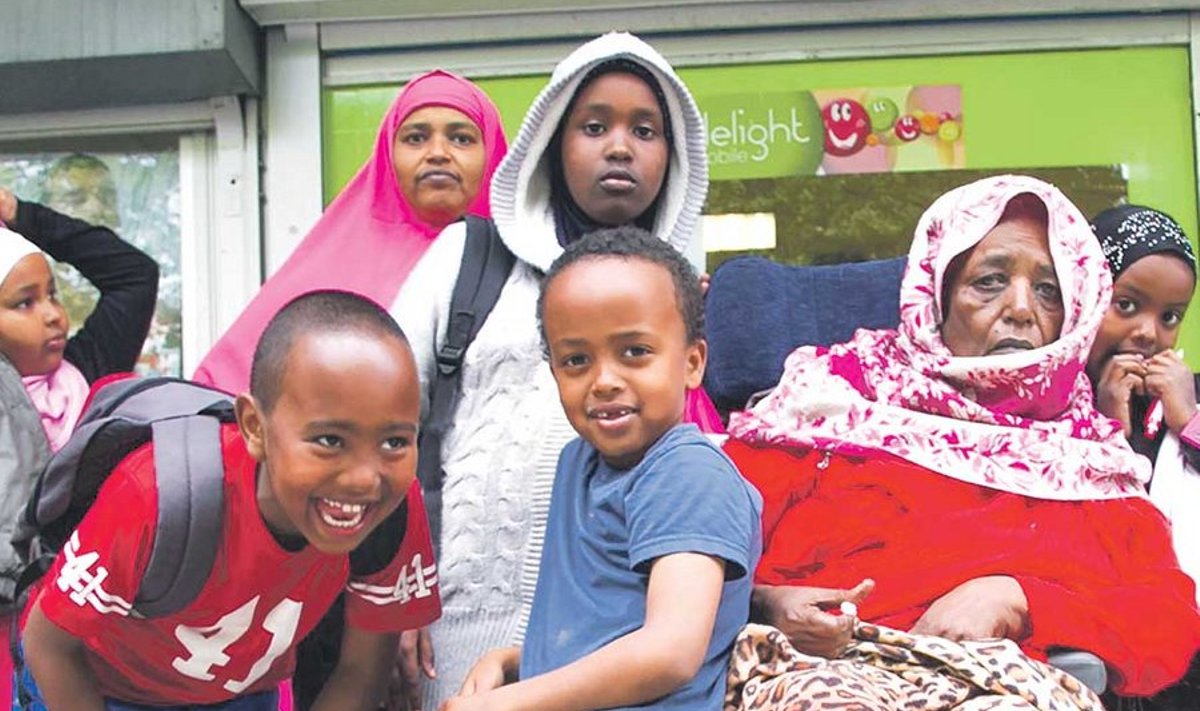 Shukri (pildil tagaplaanil, roosas) tuli Somaaliast Rootsi juba 22 aastat tagasi ja isegi tema kaks vanemat last on siin kasvanud. Ratastoolis on Shukri ema Faduma. Fotol on ka Shukri nooremad lapsed Tasneem, Naima ja Jamal ning fotograafi nähes tormasid pildile teisedki sugulased.