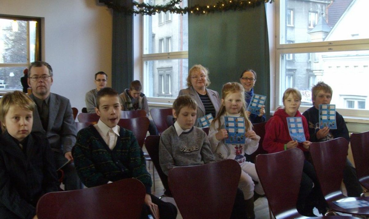 Esireas vasakult Sander Tänav, Markus Heinla, Rainer Kornak, Kaidi Alamaa, Kadi Vatter, Kristian Peetsalu, (fotolt puudub Rando Kristal), tagareas õp Ene Oisalu ja õp Marina Nurming. Foto: Erakogu