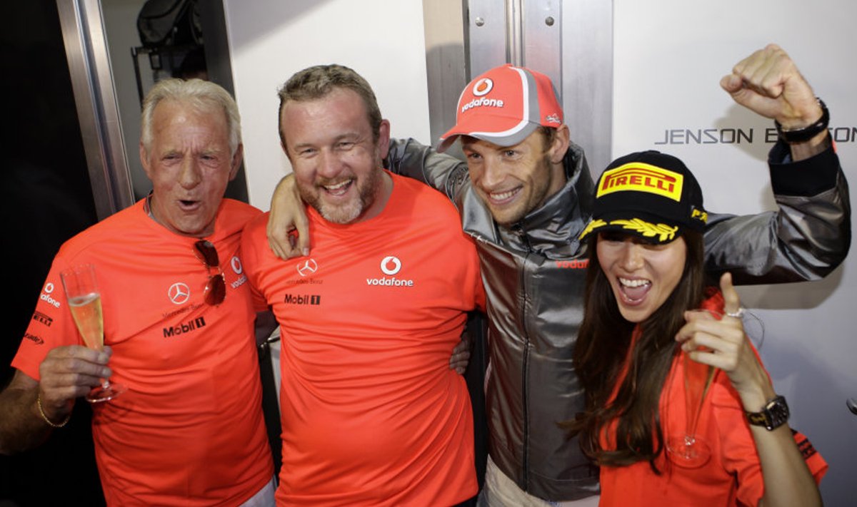 Jenson Button oma isa (vasakul), mänedžeri ja sõbratariga