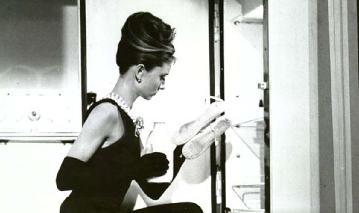 MÄNGULINE JA VÄÄRIKAS: Filmis "Hommikueine Tiffany juures" kannab näitleja Audrey Hepburn legendaarset musta maani kleiti. Selles ei eksi naine kunagi.