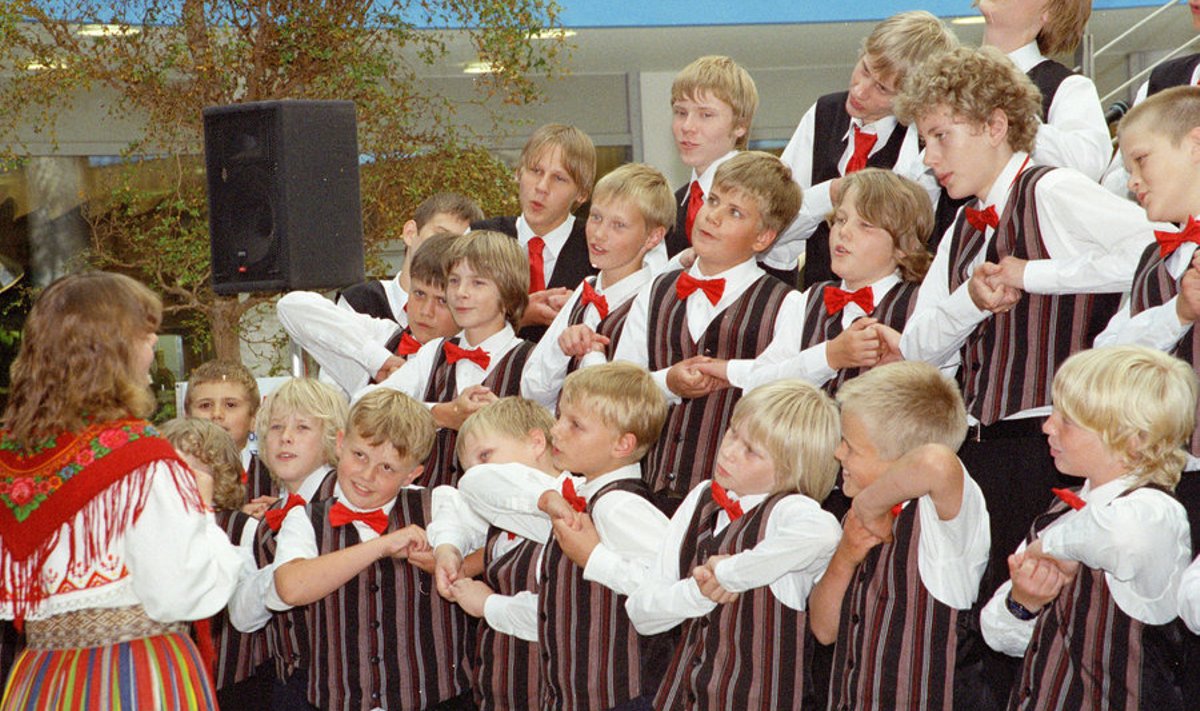 Esinemine rahvusvahelisel koorikonkursil 2005. aastal Tšehhis. Just sellise fotoga T-särgi, millel lisaks kiri „Igavesti Sinu poisid" kinkis koor koos varahommikuse üleslaulmisega Elviirale paar aastat tagasi sünnipäevaks. Foto: Raimond Roopärg
