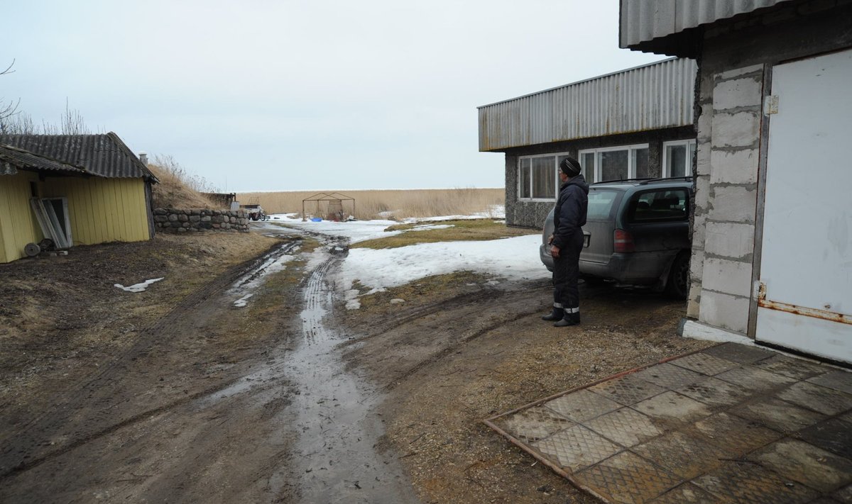 Koht, kust päästjad ATV-ga jääle läinud mehi otsima läksid. Auto kõrval seisab päästjaid aidanud kohalik elanik Väino.