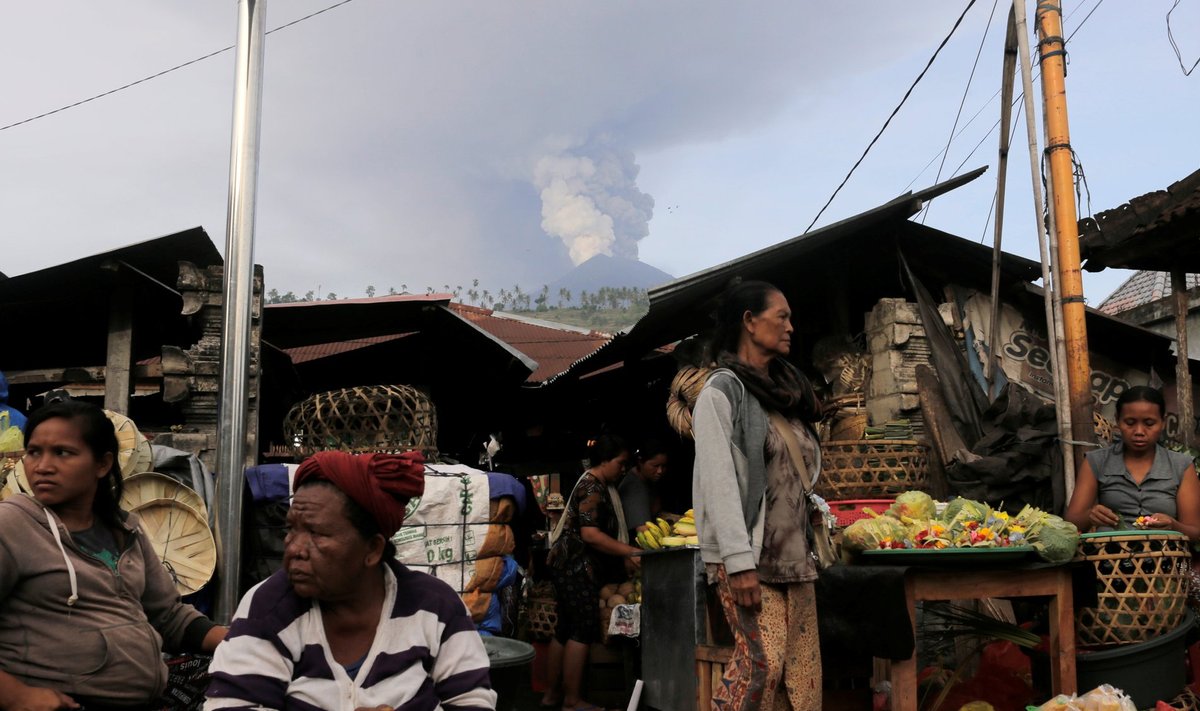Turg eile Karangasemi külas, taamal Agungi vulkaan
