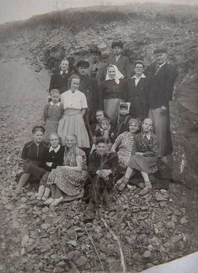 Pildil on küüditatud eestlased Tsentralnaja lähedal teel, nende hulgas ka kunstirühmituse SLED liikme Katarina Meistri vanaema Lugavskaja külast.