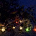 ФОТО: Свечи на месте, где нашли Варвару, горят и ночью