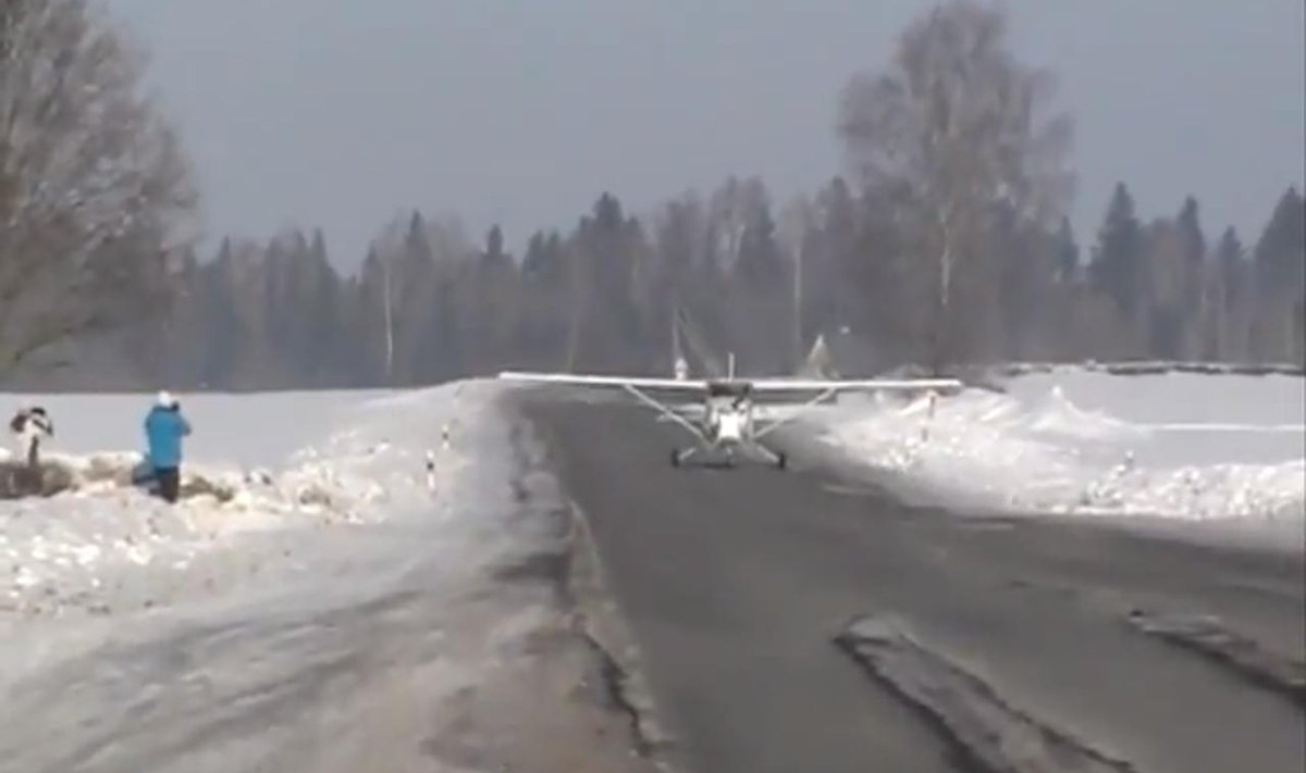 Lennuk maandub maanteele