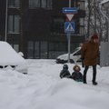 FOTOD | Pealinna hunnitud lumekoormad teevad muret nii jalakäijatele kui sõidukijuhtidele