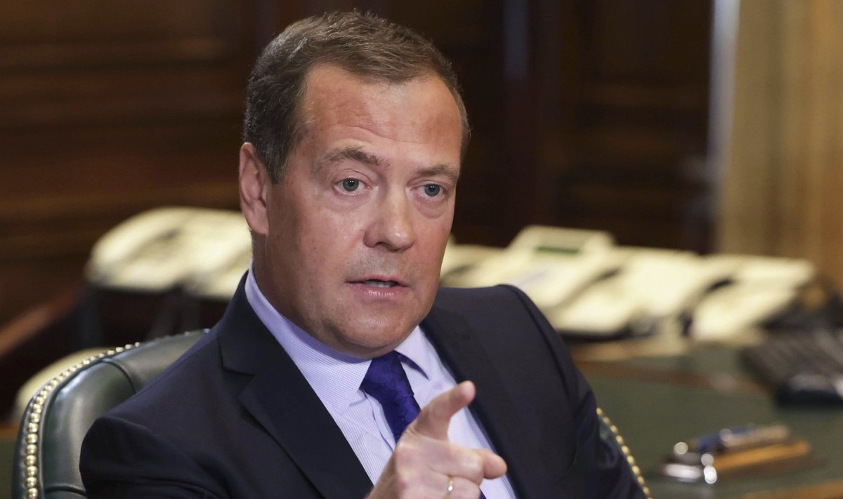 Дмитрий Медведев вновь упражняется в остроумии