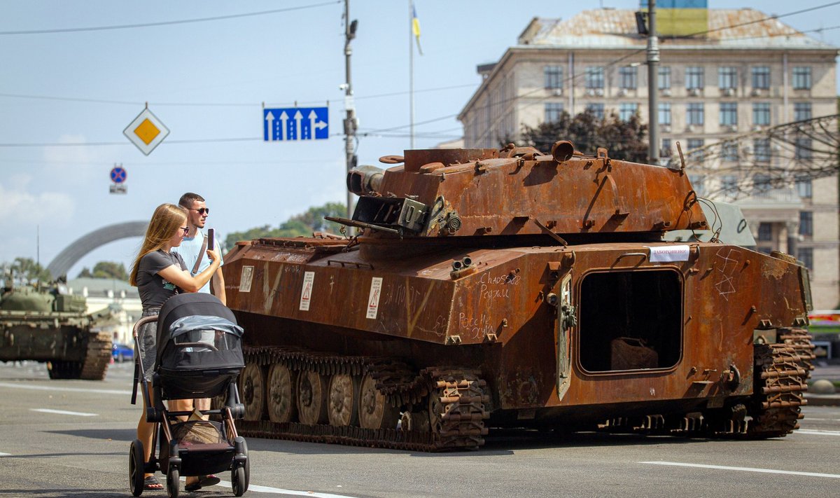VRAKK: Kiievlased pildistavad hävitatud sõjamasinaid, mis Ukraina taasiseseisvumispäevaks, 24. augustiks riigi pealinna toodi.
