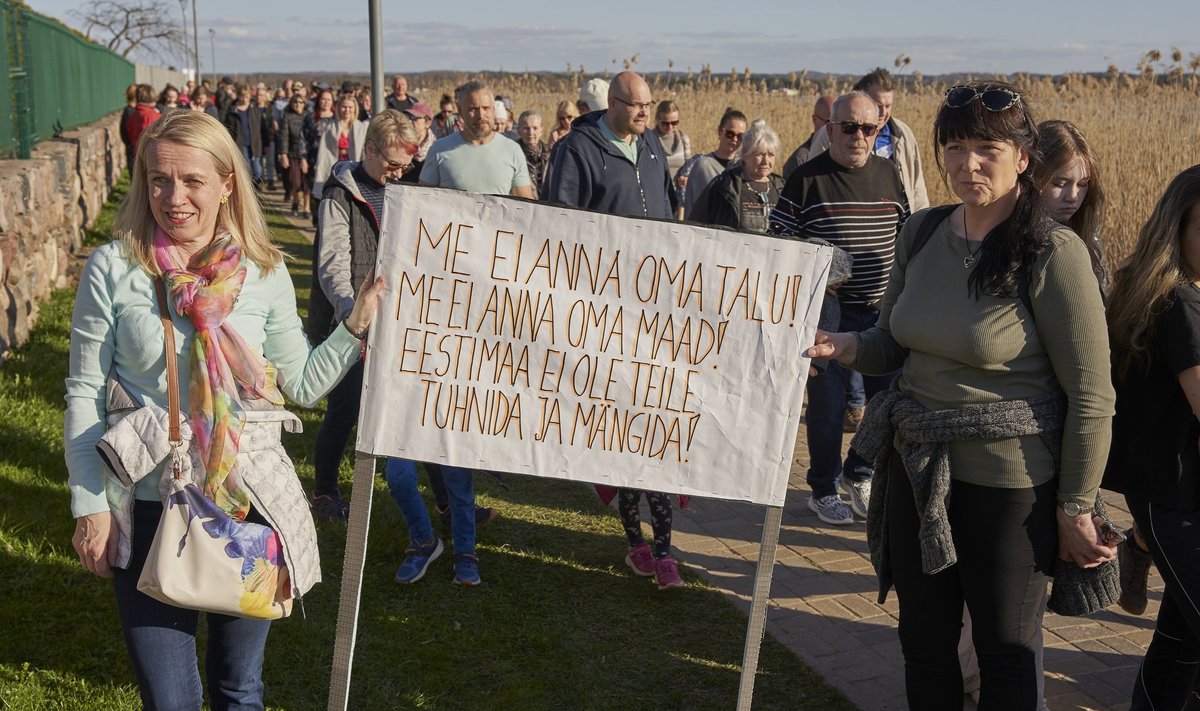 В субботу противники полигона Нурсипалу собрались в Выру и образовали живую цепь на набережной Тамула.