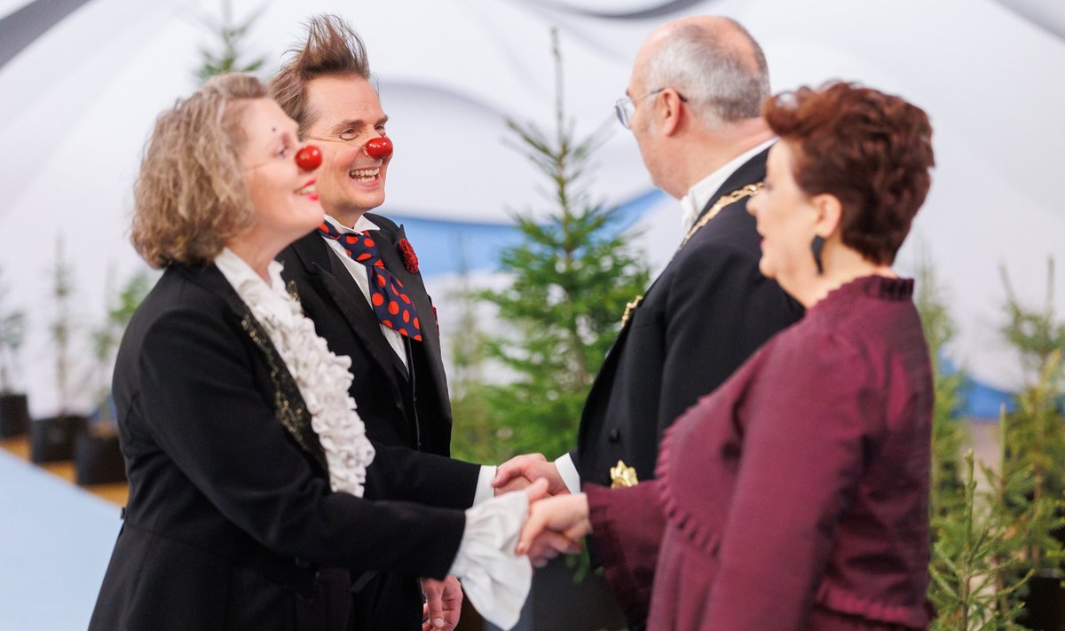 Piip (Haide Männamäe) ja Tuut (Toomas Tross) Alar ja Sirje Karisega kätlemas. Männamäel ja Trossil on riigipeaga seoses soojad mälestused, nimelt andis Karis mõlemale mullu teenetemärgi.