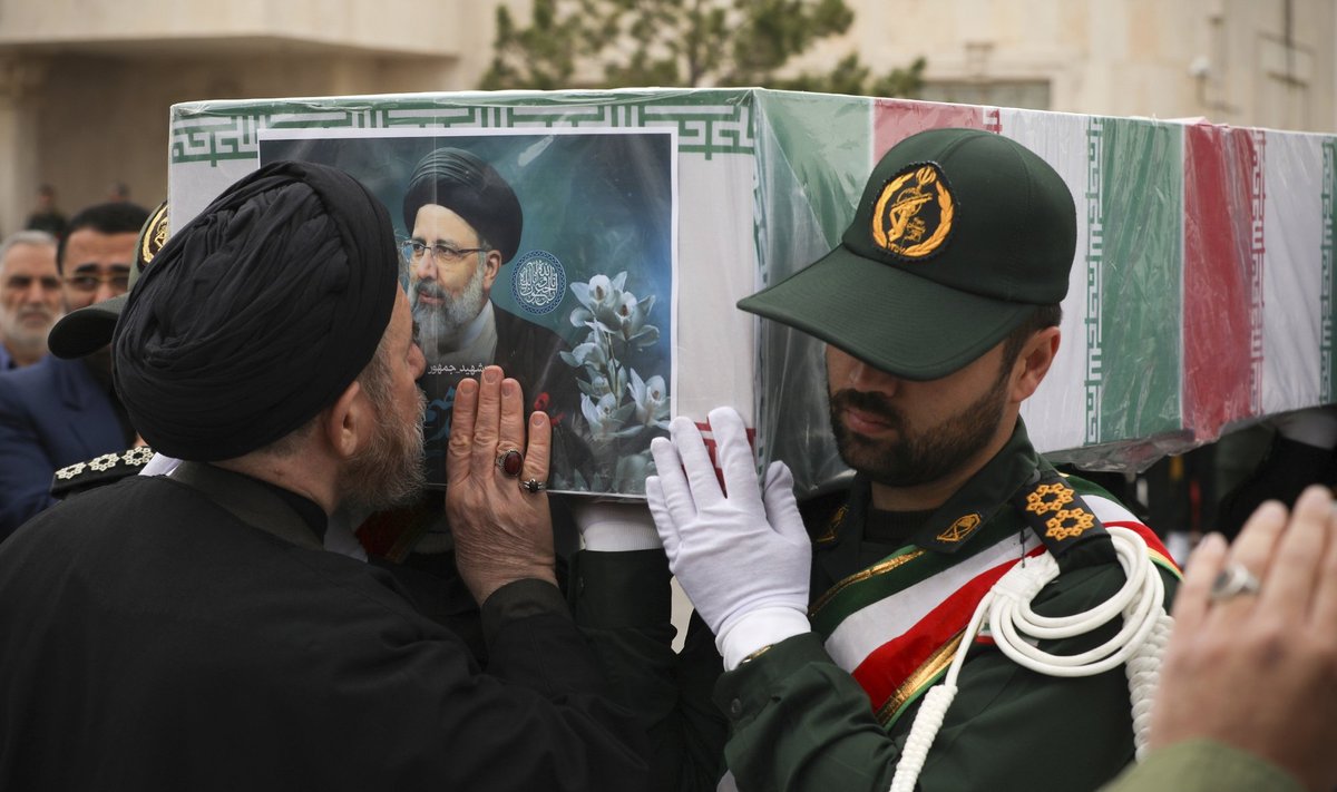 Iraani vaimulik suudleb hukkunud presidendi Ebrahim Raisi kirstu matuserongkäigu ajal.