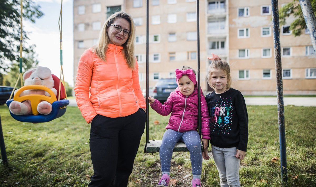 Ukrainast põgenenud Angelika (paremal) ja tema õde Vassilissa pole veel Eesti haridussüsteemiga liitunud, sest on keskendunud Ukraina koolis õppimisele. Pideva sunnitud kolimise tõttu on ema Ksenial raske mingeid kindlamaid plaane teha.