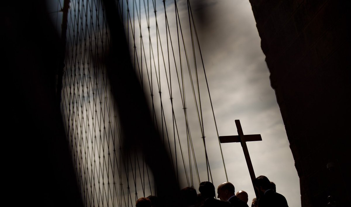 Katoliku protsessioon New Yorgis Brooklyni silda mööda liikumas.