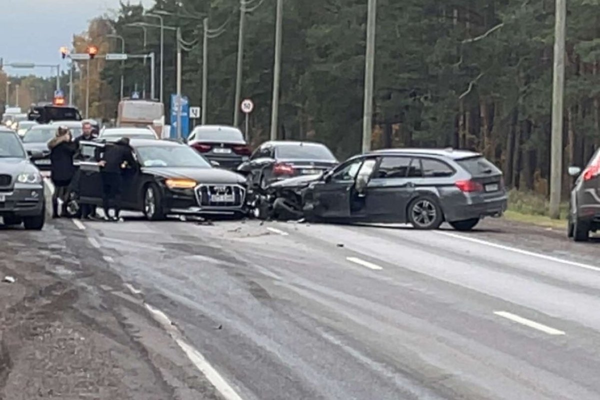 FOTOD | Nõmmel toimus kahe sõiduauto ja reisibussi kokkupõrge, keegi viga ei saanud