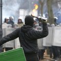 VIDEO: Ukraina miilitsad on karmi Molotovi kokteilide tule all