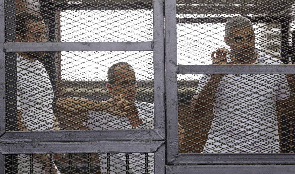 Islamiste toetanud Al Jazeera ajakirjanikud seisid suvel Kairos kohtukulli ees. Nende Katari kolleege ähvardab sama saatus oma kodumaal iga päev.