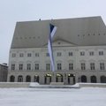 ФОТО: Нарва готовится к юбилею Эстонии: колледж ТУ украсили огромным флагом