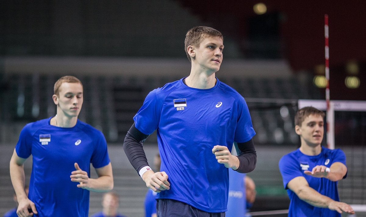 Andri Aganits (keskel) Eesti koondise treeningul Torinos.