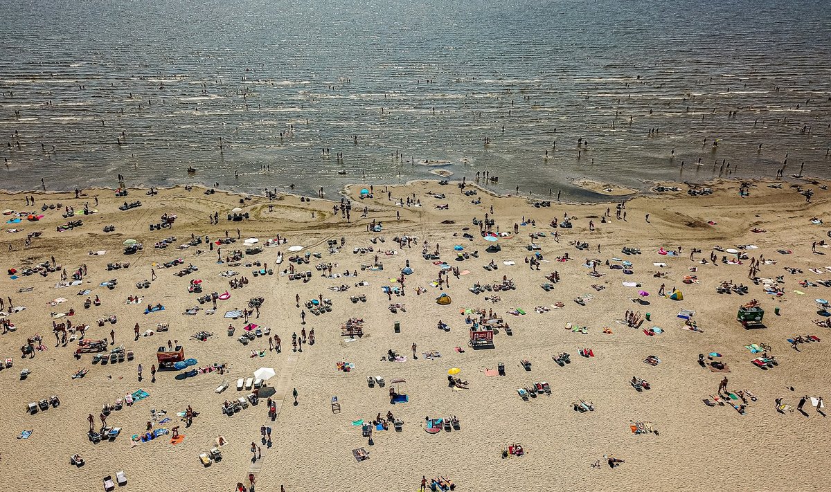 Suvenautijad Pärnu rannas.