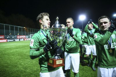 VÕIDUKAS: Rauno Sappinen 2016. aastal Eesti superkari-kaga. Finaalmängus alistas FC Flora Nõmme Kalju.
