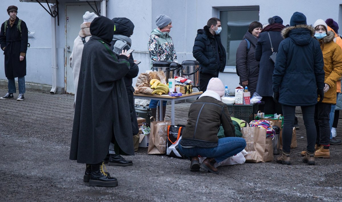 Vabatahtlikud kohalikud elanikud panid Ukraina sõjapõgenikele püsti laua koos sooja joogi ja toiduga, jagati ka riideid ja muud vajalikku.