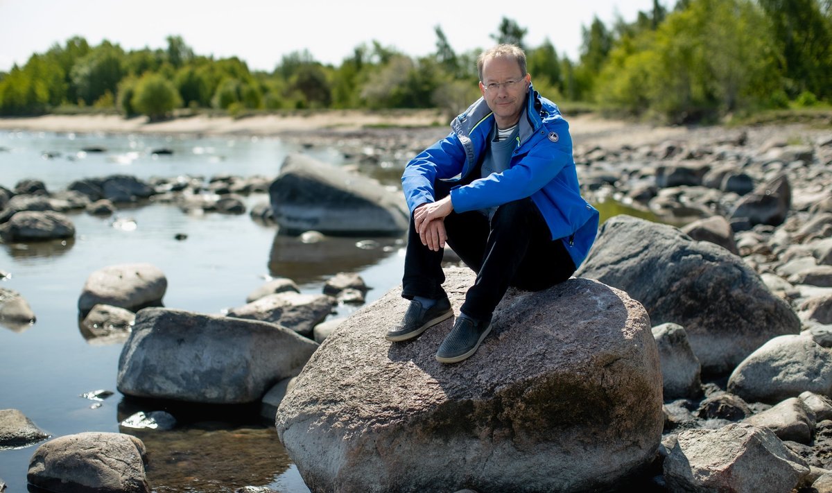 Kõigepealt tahab Arnold Sinisalu puhata. Kuu aega veedab ta koos abikaasaga Hiiumaal, kus leidub randu, kus ei kohta ainsamatki inimest. See pilt on tehtud Paljassaares.