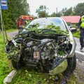 ФОТО | В Вильяндимаа машина врезалась в дерево, водитель серьезно пострадал