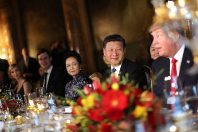 Paremalt: Trump, Xi, proua Xi, Trumpi väimees Jared Kushner ja Ivanka Trump õhtusöögil Mar-a-Lagos 