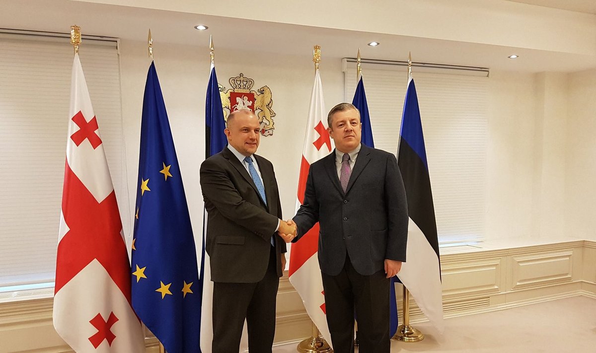 Kaitseminister Jüri Luik (vasakul) kohtus Tbilisis Georgia peaminister Giorgi Kvirikashviliga