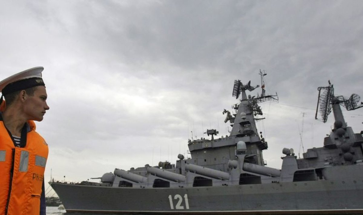 Venemaa Musta mere laevastiku madrus (vasakul) ja sõjalaev.