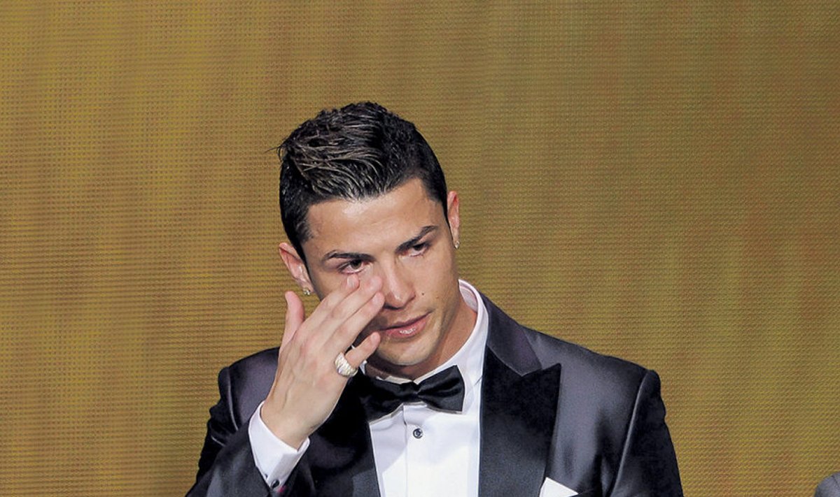 Ronaldo oli auhinna saamisest nii liigutatud, et ei suutnud pisaraid tagasi hoida. 