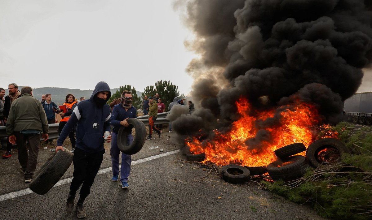 Rehvide põletamine, nagu pildil teevad Hispaania farmerid, on olnud üks talunike protestimisviise üle Euroopa.