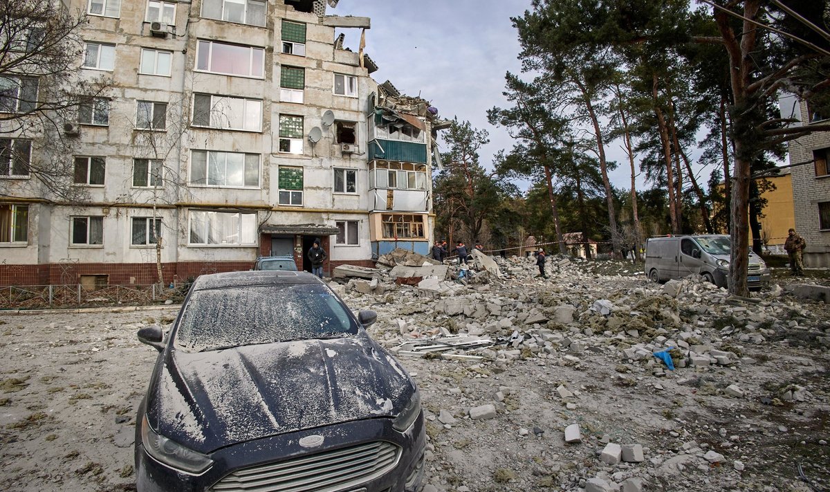 Последствия обстрела жилого дома в Харьковской области