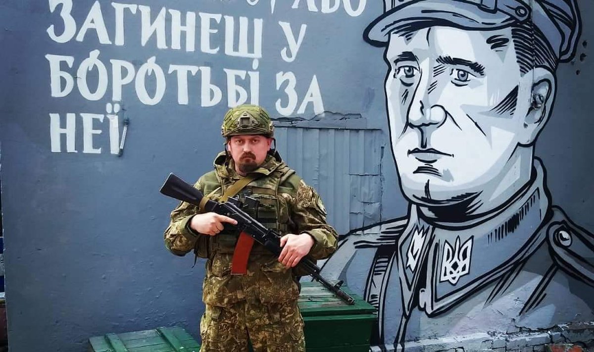 Invasiooni alguses hukkunud Tarass Bobanõtš. „Võidad riikliku iseseisvuse või sured selle nimel,“ ütleb hüüdlause Stepan Bandera pildi kõrval.