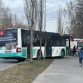 FOTOD | Põhja-Tallinnas sõitis juht linnaliinibussiga teelt välja