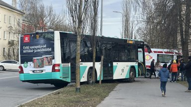 FOTOD | Põhja-Tallinnas sõitis juht linnaliinibussiga teelt välja