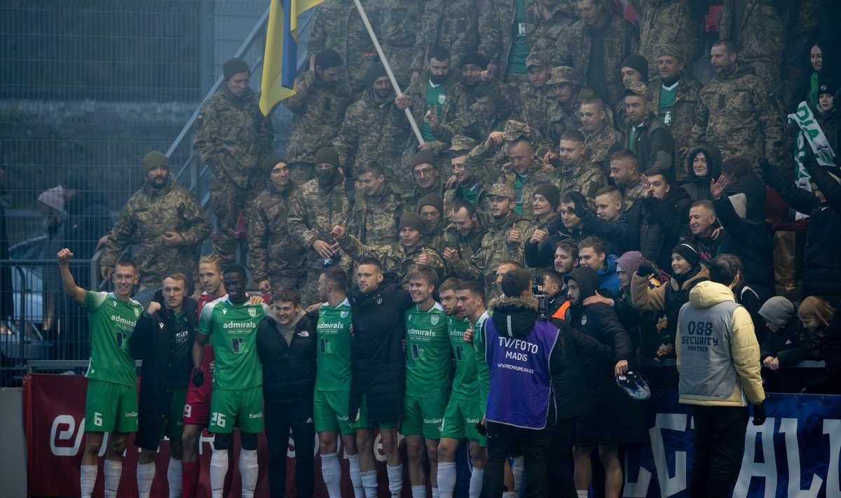 Украинские солдаты на матче „Левадии“ и „Флоры“

