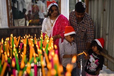 Indias Chennais kogunesid kristlased kirikutesse traditsioonilisele jõulumissale keskööl