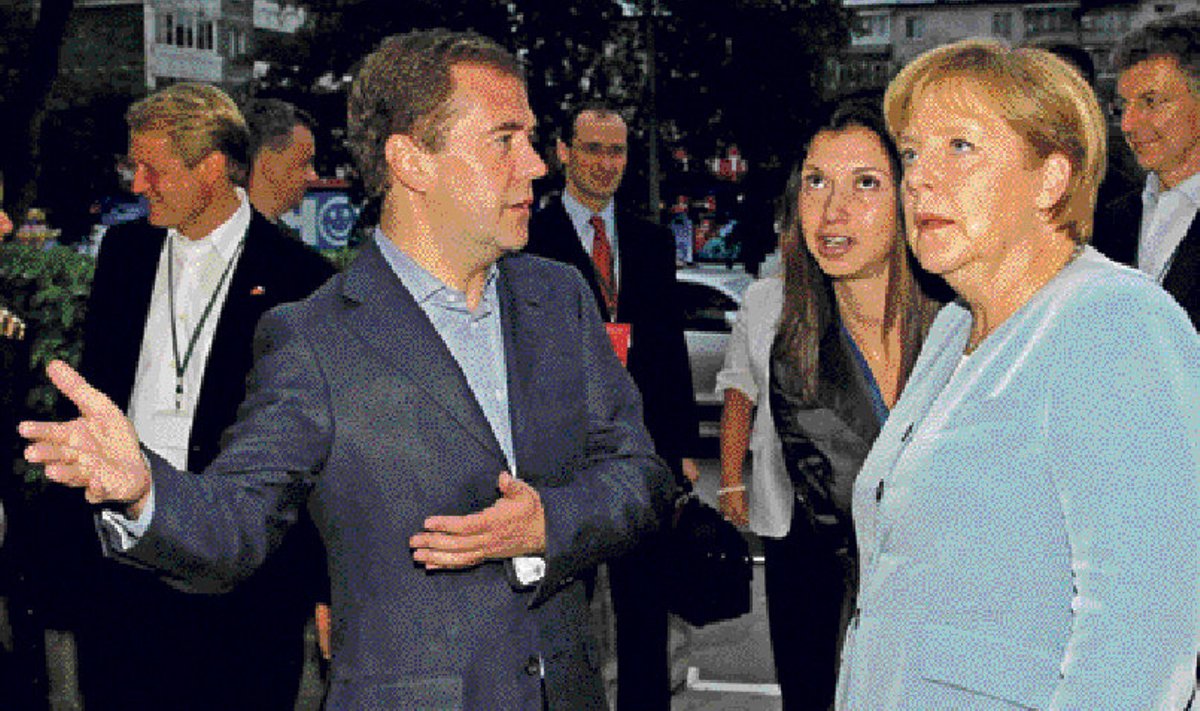 Vene president Dmitri Medvedev võõrustas Uuralites Jekaterinburgi linnas Saksa kantslerit Angela Merkelit, kes lendas edasi Hiinasse ja seejärel Kasahstani.